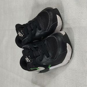 Nike Air Max Black Slip On Sneakers Green and White Accents Casual Size 5C